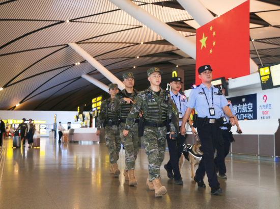 机场派出所民辅警联合驻场武警开展联勤武装巡逻。拍摄者：黎军梅